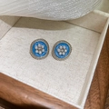 Detailaufnahme von blauen Emaille-Blumenohrsteckern mit kleinen Perlen im Vintage-Stil - Silbernadel Strass Perlen Ohrstecker - Silber Blau (14#)