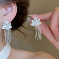 Elegante witte bloem oorbellen met glinsterende zilverkleurige kralenketting-franjes. - Vijfblads Bloem Kwast Stijl (8#)