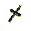Nahaufnahme von goldenem Kreuzanhänger mit ovalen blauen Zirkoniasteinen und Akzenten - Blau