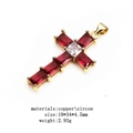 Colgante de cruz de cobre dorado con circonitas rojas rectangulares y claras - Rojo