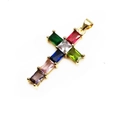 Dettaglio pendente a croce placcato oro con pietre di zirconia cubica rettangolari colorate - Multicolore