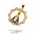 Primer plano del colgante Virgen María con circonitas azules y blancas en cobre dorado - Estilo Redondo Con Borde De Cuentas (4)