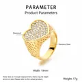 Vista macro de un anillo de corazón dorado con cristales pavé y detalles en acero - Talla 6 / Dorado (KR114749-GC)