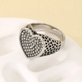 Primer plano detallado de un anillo de corazón en acero con piedras pavé y diseño calado. - Talla 6 / Plateado (KR114715-GC)