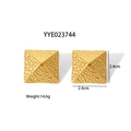 Detailansicht goldener quadratischer Ohrstecker mit Hammerschlag-Struktur und 2,4 cm Maß - Geometrische Quadratische Ohrstecker (YYE023744)