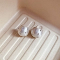 Vue détaillée de boucles d'oreilles en forme de haricot en argent mat avec cristaux étoilés - Étoile Demi-Cercle Forme C (1#) / Argent