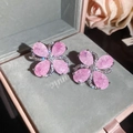 Detailaufnahme luxuriöser rosa Blumenohrringe mit funkelnden Zirkonia-Kristallen - Vierblättrige Blume Wassertropfen Stil (55#)