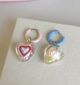 Vue détaillée de boucles d'oreilles créoles avec pendentifs en résine en forme de cœur. - Boucle d'oreille-Coloré