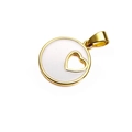 Detail eines runden Gold-Messing-Anhängers mit weißer Emaille und Herz-Ausschnitt-Design - Weiß