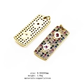Détail du pendentif avec zircons multicolores sertis et dos ajouré en métal doré brillant - Style Entièrement Incrusté Multicolore (8)