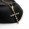 Nahaufnahme des vergoldeten Kreuzanhängers mit Markasit-Zirkonia auf schwarzem Ständer - Marquise und Rundstein Gold Kreuz Stil (2) / 2