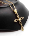 Goldene Kreuz-Halskette mit Zirkonia-Mikropavé auf einem schwarzen Display-Ständer - Hohlring Pave Zirkonia Gold Kreuz Stil (4) / 4