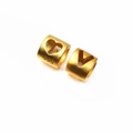 Charme cylindrique doré avec motif cœur et lettre V gravé avec marquage en or 999 pur - Lettre V (Émail)