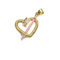 Dettaglio del ciondolo a cuore dorato con freccia in smalto rosa e zirconi - Rosa