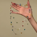 Vue détaillée montrant la structure à plusieurs rangs d'un collier de perles coloré - Choker à Perles Multi-couches / Argent - Arc-en-ciel