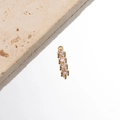 Macro di un ciondolo a barra in acciaio inossidabile dorato con quattro strass rosa. - Stile Barra Geometrica (MP162) / 1 Pezzo/Confezione (14x3.2x2mm) / Rosa Strass