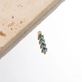 Dettaglio di un ciondolo a barra in acciaio dorato con quattro zirconi blu circolari. - Stile Barra Geometrica (MP162) / 1 Pezzo/Confezione (14x3.2x2mm) / Strass Blu