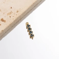 Vista dettagliata di un pendente a barra geometrica in acciaio dorato con cristalli blu - Stile Barra Geometrica (MP162) / 1 Pezzo/Confezione (14x3.2x2mm) / Strass Verde Scuro