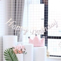 Roségoldenes Happy Birthday Banner an einem weißen Gitter für elegante Partydekoration - Silber