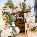 Olivgrüne und goldene Ballongirlande mit Oh Baby Schild und Baby-Boxen für Partydeko - Retro Ballonbogen
