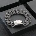 Detailansicht eines texturierten Edelstahl-Panzerarmbands für Herren mit Schlangenschuppenmuster - Vintage Stahlsilber