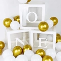 Détail de boîtes transparentes blanches 'ONE' avec ballons dorés et blancs pour anniversaire - Blanc ONE (Sans Ballons)