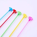Dettaglio di bacchette e supporti in plastica colorata per palloncini per feste varie - 42cm Colori Misti
