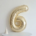 Goldener Folienballon Nummer 6 für Geburtstagsdeko mit einem festlichen Partyhut-Accessoire - Zahl 6
