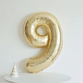 Metallischer champagnegoldener Folienballon Nummer 9 für elegante Geburtstagsdekorationen - Zahl 9