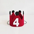 Detail von roter Geburtstagskrone aus Filz mit weißer Nummer 4 und Gummiband - Zahl 4
