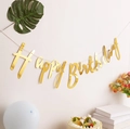 Striscione Happy Birthday a specchio dorato su parete con torte e palloncini decorativi - Oro Lucido (Con Cartoncino)