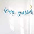 Dettaglio dello striscione Happy Birthday azzurro appeso a una porta per decorazione festa - Blu Glitterato (Con Cartoncino)