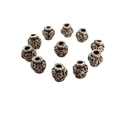 Makroansicht von zehn Vintage-Abstandsperlen aus Legierung mit antikem Silberfinish für DIY - Vintage Blumenmuster Stil (21#) / 7*8mm