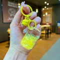 Dettaglio portachiavi a tazza con campanello giallo, paillettes e clip in metallo - Stile Chiusura a Moschettone / Giallo