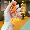 Dettaglio del portachiavi arancione con paillettes, perle colorate e un campanellino rosso - Stile Chiusura a Moschettone / Arancione