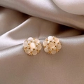 Vue détaillée de boucles d'oreilles fleurs élégantes avec pierres œil de chat et zircons - Tige en Argent - Plaqué Or Véritable / Or