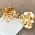 Detailed macro view of the golden wrinkled flower metal ring and bracelet set. - Flower Shape (65#) / Gold