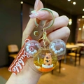 Dettaglio portachiavi liquido a forma di Mickey con capybara e etichetta rossa Bubble - Stile Testa di Topolino (Bambola Pesce in Legno)
