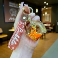 Creatieve Capybara sleutelhanger in bubbeltheebeker met oranje sterren en roze riempje - Gradiënt Band / Cola Capybara Huis