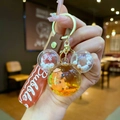 Dettaglio del portachiavi liquido a forma di Mickey con Capybara e brillantini colorati - Stile Testa di Topolino (Bambola Tartaruga)