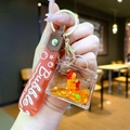 Vista de primer plano del llavero Capybara con purpurina líquida y traje de fresa - Pulsera con degradado / Estilo Carpincho Fresa