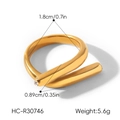 Vue détaillée d'une bague croisée en acier titane doré avec dimensions 1,8 cm et poids 5,6 g - Style Strass Entrecroisé (HC-R30746) / Or