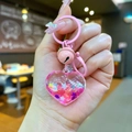 Detailopname van roze hartvormige vloeibare sleutelhanger met glitters en belletje - Mini Glinsterend Hart / Mini Stijl / Kreeft Sluiting / Roze