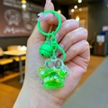 Detalle de llavero de pata de gato verde neón con purpurina flotante y efecto de arena - Estilo Mini / Cierre de Langosta / Verde