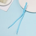 Detail van lichtblauw gevlochten polyester koord met witte stippen en knoopafwerking - Blauw met witte stippen