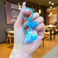 Dettaglio portachiavi a forma di gelato blu con sabbie mobili, campanellino e anello - Blu Perla