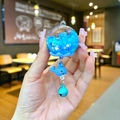 Dettaglio di un portachiavi a balena con glitter liquidi, ciondolo in resina e campanello blu - Senza Portachiavi / Scacciapensieri Luminoso Blu