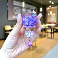 Dettaglio di un portachiavi a vento viola luminoso con brillantini e ciondolo a farfalla - Senza Portachiavi / Scacciapensieri Luminoso Viola