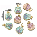 Vue macro de pendentifs porte-bonheur chinois mesurant 15 mm par 12 mm - Sac d'Argent Bonne Chance