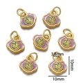 Vue détaillée d'un pendentif Fu doré avec émail violet et dimensions de 10mm environ - Serrure de Fortune